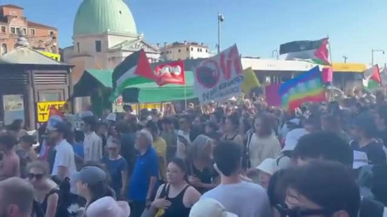 Venezia, il corteo di protesta contro le nozze di Bezos: in 600 in marcia dalla stazione a Rialto