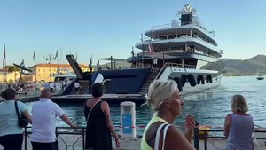 Elba, lo yacht di Mister Zara arriva in darsena