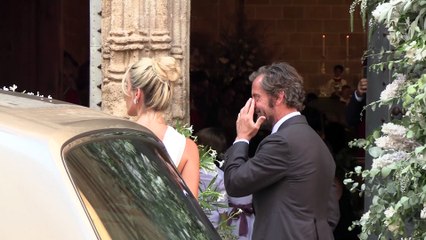 Paty Sánchez Flores deslumbra en su boda con su vestido de novia: escote luna, fular a modo de cola y la compañía de su padre Quique