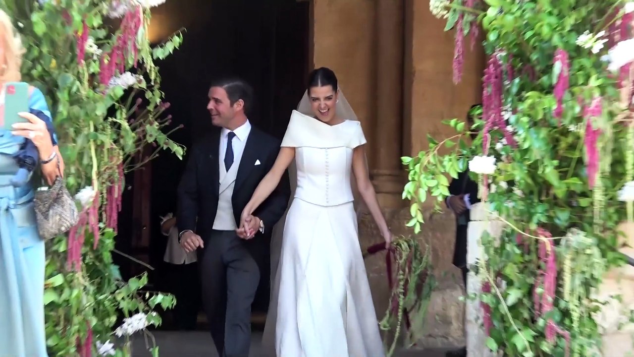 Ana de Miguel triunfa con su vestido de novia en su boda con Álvaro Aguiar: cuerpo corsé, un ‘falso abrigo’ y pendientes de su abuela