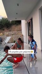 Ο Πάρης παίζει στην πισίνα
