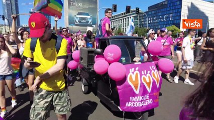 La colorata sfilata del Milano Pride