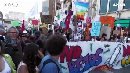 Sfilano i "No Bezos" a Venezia, in 700 contro le feste vip in laguna