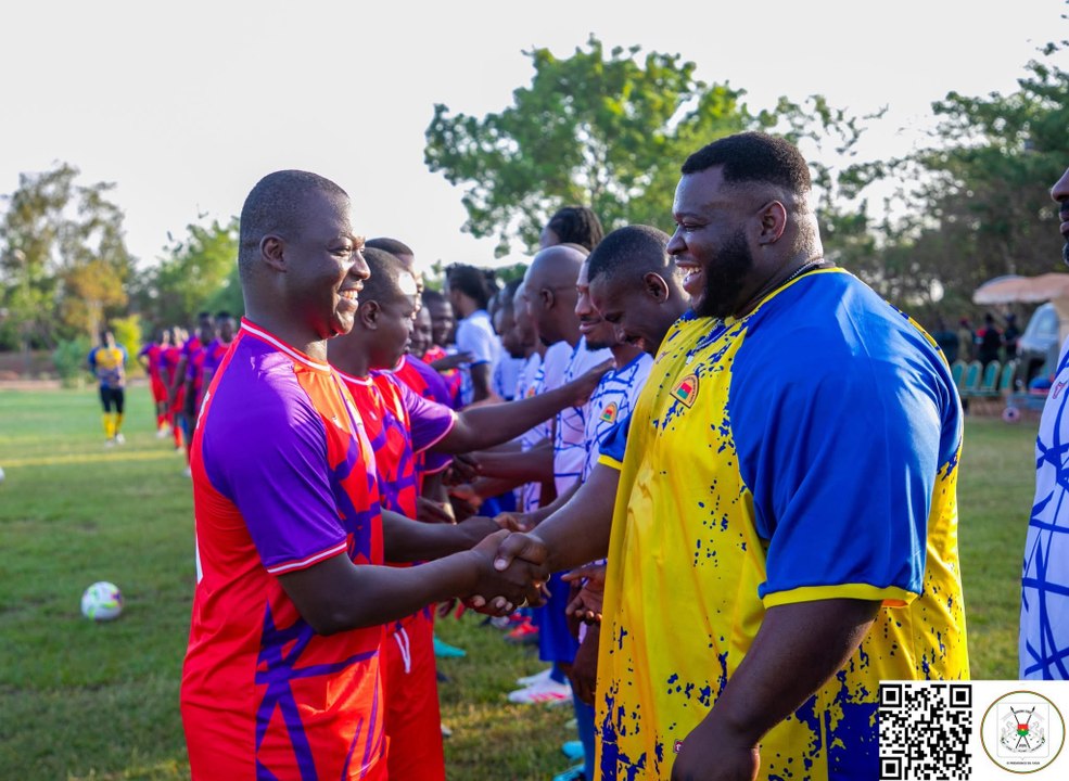 Le Capitaine Ibrahim Traoré joue au foot avec des sportifs professionnels africains à Ouagadougou