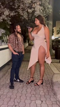 A big beautiful girls and small black toking 💕💗