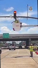 Eletricista fica pendurado no ar após ter veículo atingido por caminhão nos EUA