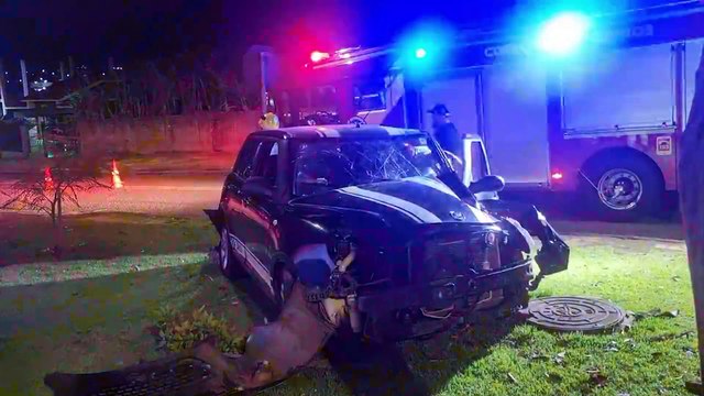 MINI Cooper fica destruído após condutora saltar quebra-molas e bater contra árvore