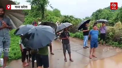 पन्ना में खतरे के निशान से ऊपर बह रही बाघिन नदी, घरों में घुसा पानी, कई गांव का टूटा संपर्क