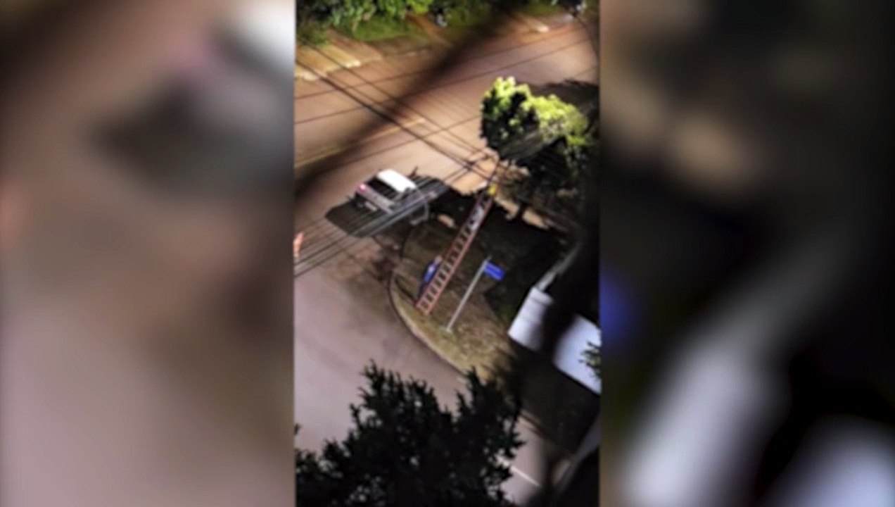 Moradores suspeitam de falsos trabalhadores durante furto de fios: "Colocaram até cones na rua"