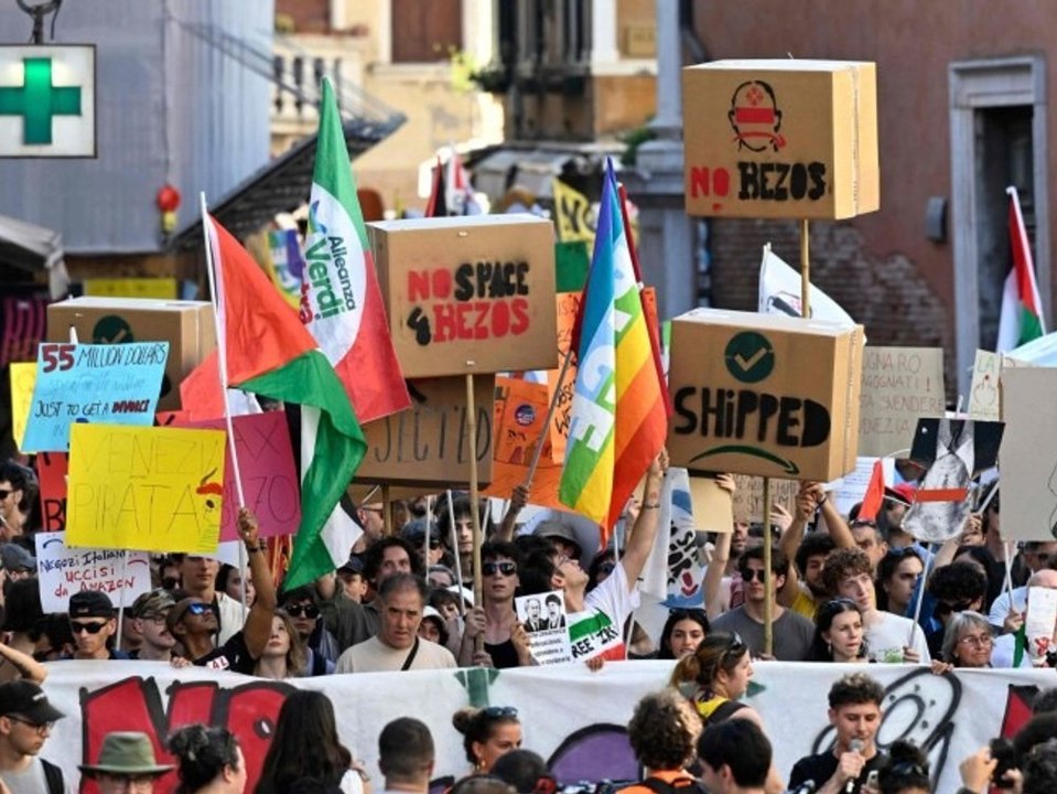 Hunderte protestieren in venedig gegen jeff bezos