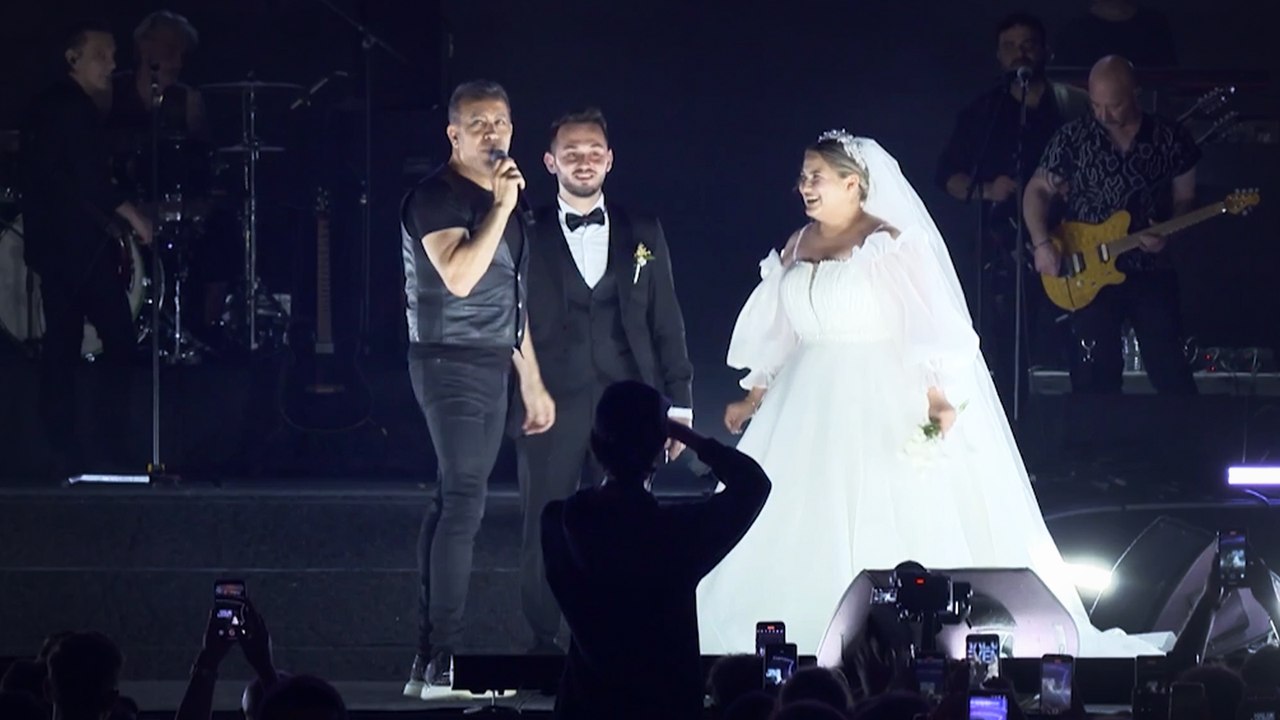 Haluk Levent, yeni evli çiftle sahnede çiftetelli oynadı, balayı sözü verdi