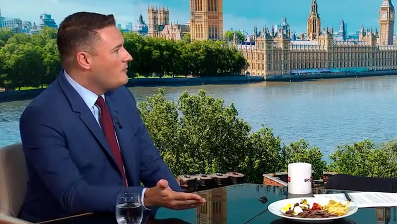 Watch as Wes Streeting is given plate of crisps and chocolate as he’s grilled on healthy eating plans