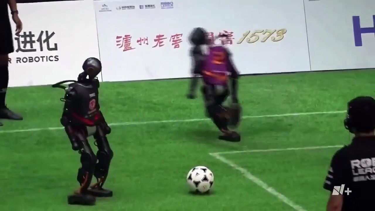 China celebra el primer torneo de fútbol entre robots humanoides controlados por IA
