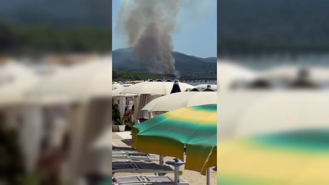 Scarlino, l'incendio in pineta: le fiamme viste dalla spiaggia