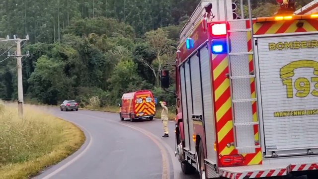 Mulher é socorrida pelo Siate após acidente na PR-180, em Cascavel