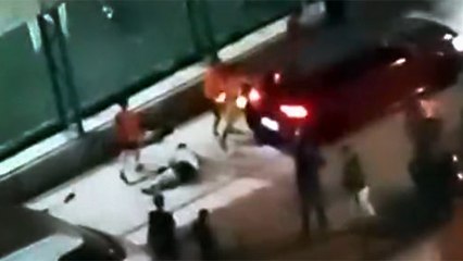 Halı sahada kavga: Önce bıçakladılar sonra ezmeye çalıştılar