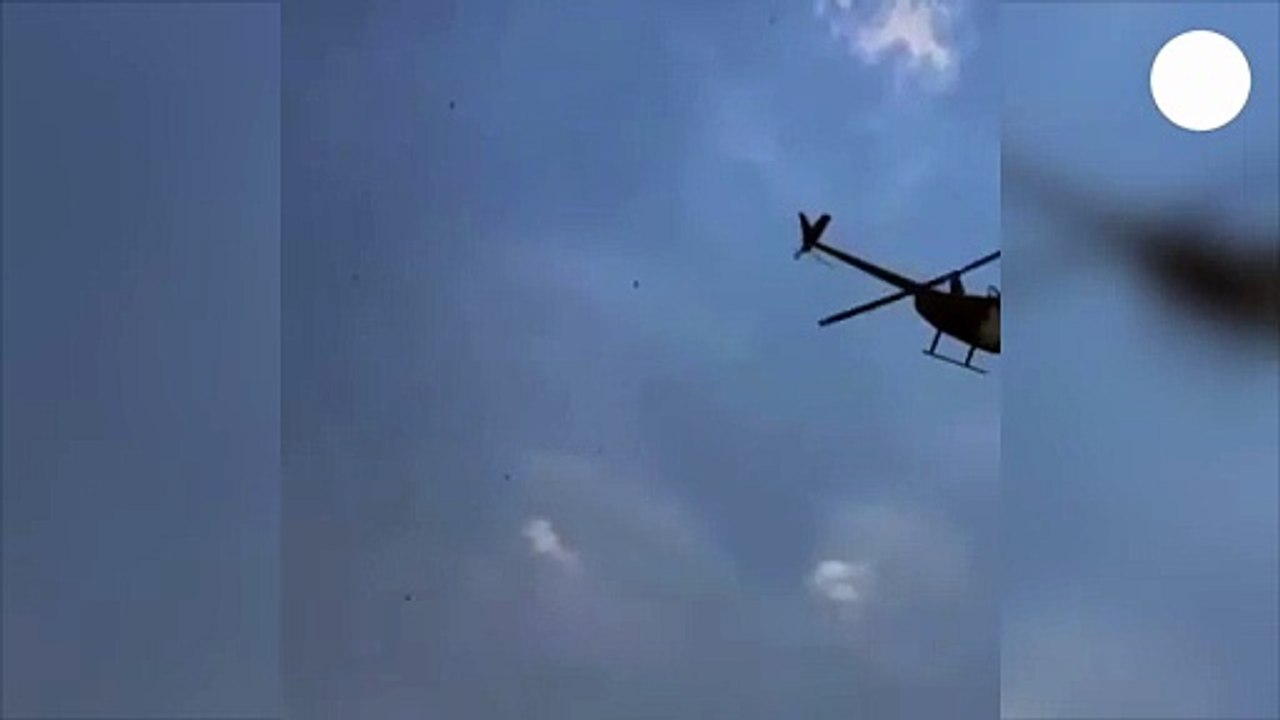 Un hombre lanza miles de dólares desde un helicóptero como último deseo antes de morir