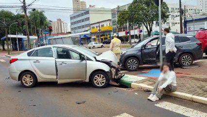 Mulher é socorrida pelo Siate após acidente na Avenida Brasil