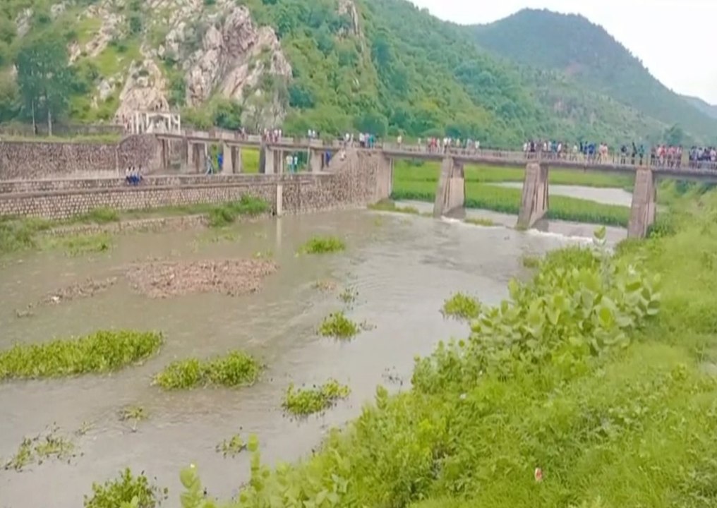 जोरदार बरसात के बाद रूपारेल नदी और काली खोल नाल...