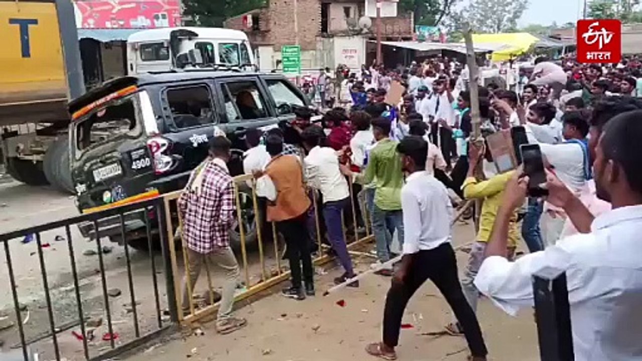 प्रयागराज में चंद्रशेखर नजरबंद; भीम आर्मी का सड़क पर उत्पात, पुलिस पर पथराव कर गाड़ियां तोड़ीं