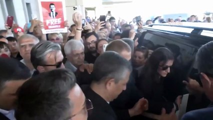 Özgür Özel'e İstanbul Havalimanı'nda sürpriz karşılama!