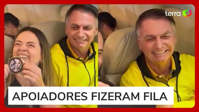 Bolsonaro faz ‘sessão de fotos’ e dá medalha de ‘imbrochável’ a apoiadores em voo para ato em SP