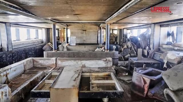 Dentro il Bayesian riemerso dal fondale: ecco come appare all'interno il relitto dopo il recupero