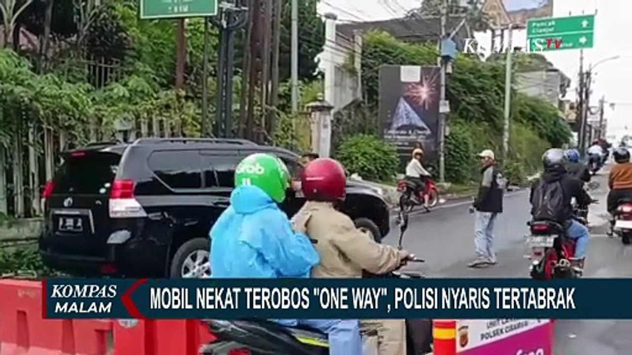 Nekat Terobos Sistem Satu Arah ke Puncak, Pengemudi Mobil Nyaris Tabrak Polisi