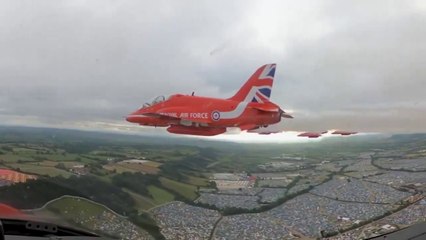 Red Arrows fly over Pulp's Glastonbury set