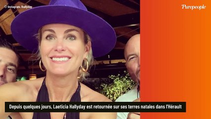 Laeticia Hallyday de retour dans le village français de son enfance, un endroit où les couleurs sont magnifiques