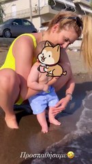 Η Φωτεινή Πετρογιάννη μαθαίνει στον γιο της να βουτάει στη θάλασσα