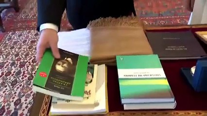 Milei y la entrega de los libros al Papa León XIV