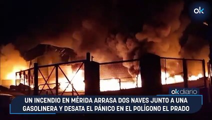 Un incendio en Mérida arrasa dos naves junto a una gasolinera y desata el pánico en el polígono El Prado