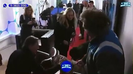 Le trajeron un perro a Milei y empezó a llamarlo Conan