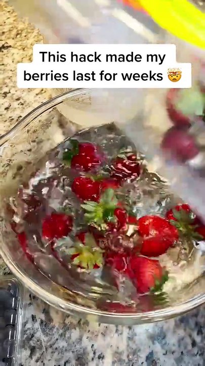 Now my berries last over two weeks 🤯😍 #TikTokTaughtMe #tiktokpartner #viral #fyp