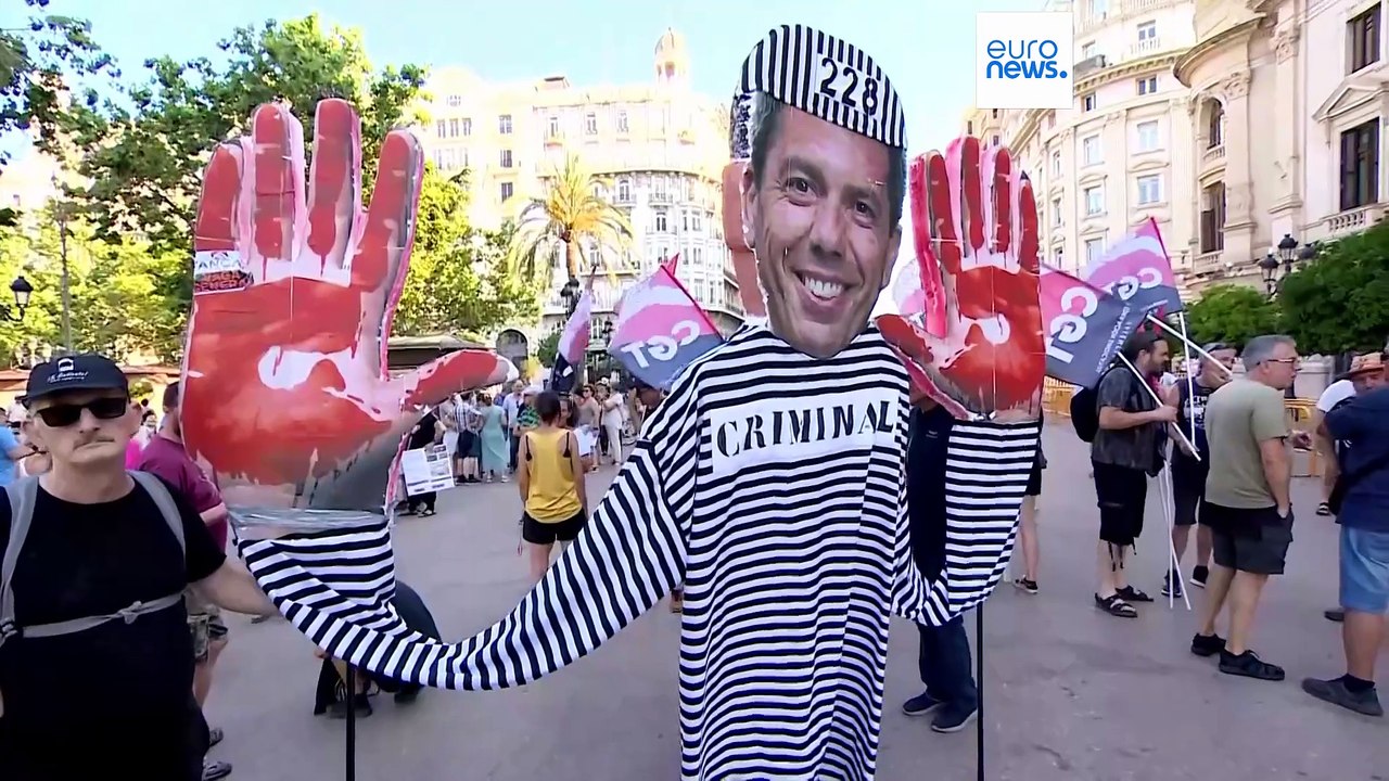 Több százan követelték a valenciai regionális elnök és kormánya lemondását