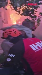 İzmir'deki yangında mahsur kalanları ekipler kurtardı