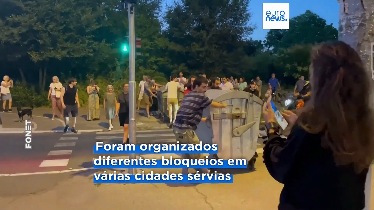 Milhares de pessoas bloqueiam ruas na Sérvia após a detenção de manifestantes antigovernamentais