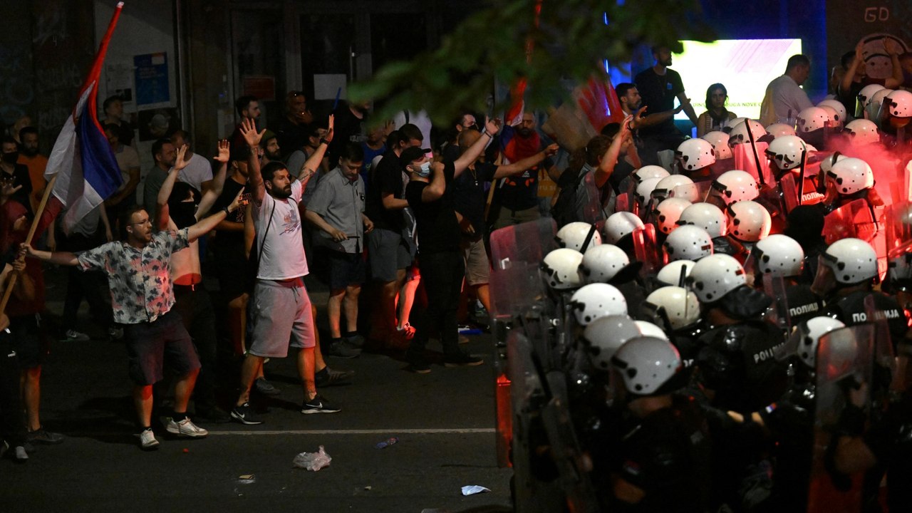 Proteste in Serbien: Zehntausende Menschen fordern Neuwahlen