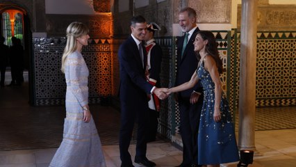 Sánchez se vuelve a liar con el protocolo delante de los reyes