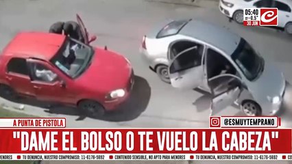 Brutal asalto queda registrado en video: "Dame el bolso o te vuelo la cabeza"