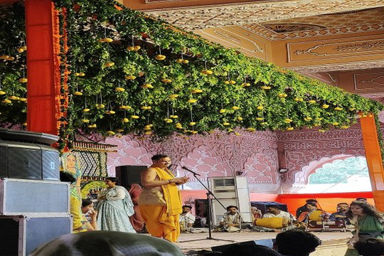 आम्र कानन महोत्सव: आमों के बंगले में विराजे ठाकुरजी, संकीर्तन पर झूमे भक्त – देखें मनमोहक वीडियो