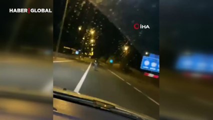 Yüzüstü yatarak motosiklet kullandı