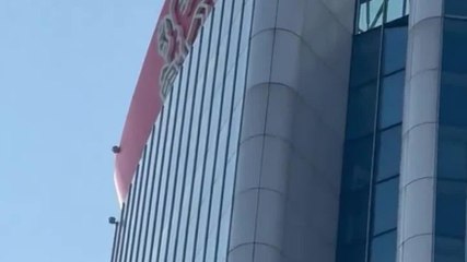 Collassa l'insegna della torre di Generali in CityLife: panico a Milano