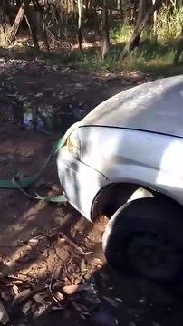 Remorquage de voiture qui fini très mal pour la carrosserie