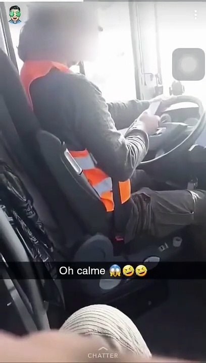 Quand le chauffeur du bus scolaire envoie des textos au volant... Inquiétant