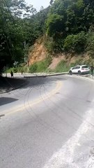 Carro derruba poste e bloqueia avenida Pierre Chalita, em Jacarecica