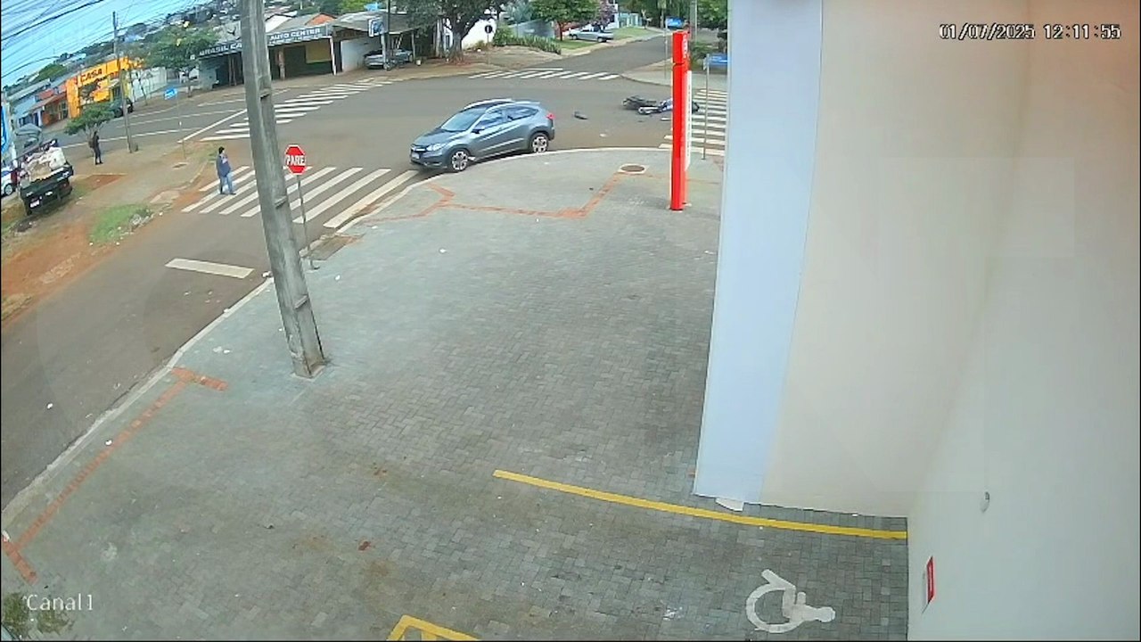 Por outro ângulo: Câmera flagra colisão entre carro e moto no Jardim Clarito