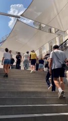 Una sartén de asfalto en la Puerta del Sol después de gastar un millón y medio de euros en toldos: "No tapan ni un cuarto de la plaza"