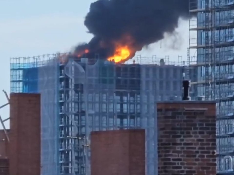 Explosions and a huge cloud of smoke: a building is on fire in Berlin